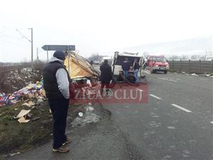 Camionul unui supermarket, făcut praf într-un accident lângă Dej GALERIE FOTO/VIDEO