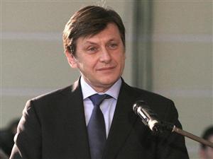 Antonescu, despre declaraţiile lui Tăriceanu: Nu ne putem bate joc de munca a mii de colegi