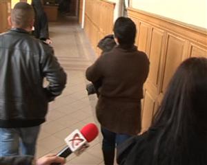 Angajatele unei bănci care au furat din conturile clienţilor, date de gol de un bărbat de 80 de ani VIDEO