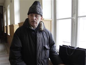 Un pensionar de peste 80 de ani, victima angajatelor de la CEC Bank