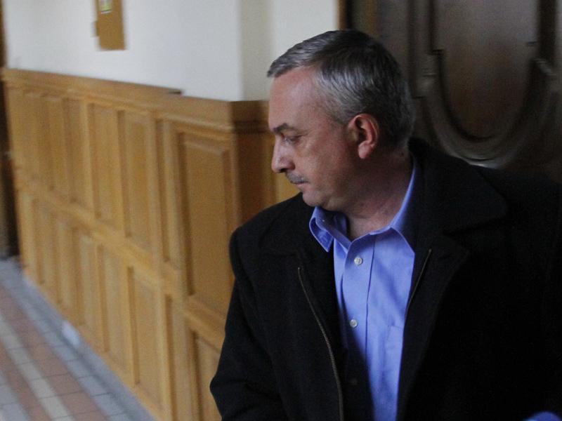 Poliţistul Curt rămâne în arest, dar faptele denunţătorului-cămătar nu par a deranja autorităţile