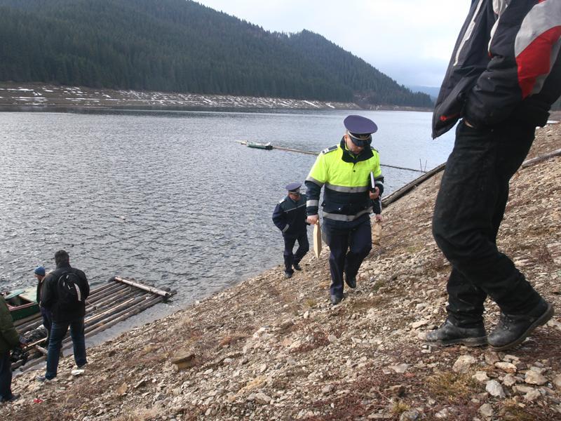 Sute de kilograme de carne aruncate în Lacul Tarniţa. Ar putea fi carne de cal (surse) 
