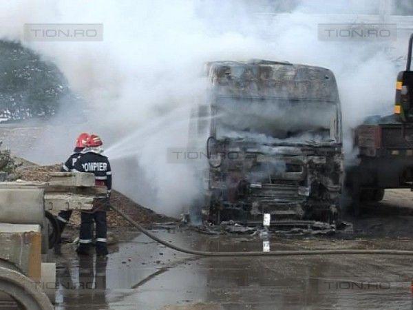 Cabina unui autocamion a ars pe centura Vâlcele-Apahida