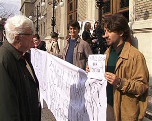 Doctoranzii de la UBB protestează în faţa universităţii pentru că nu şi-au primit bursele de o jumătate de an VIDEO