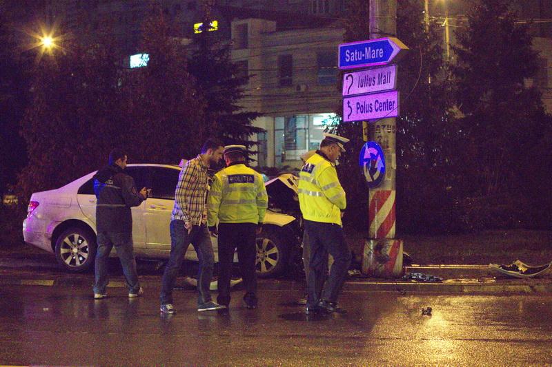 Rănit grav după ce a intrat cu maşina în stâlp. Pagubele autoturismului: 50.000 de lei FOTO / VIDEO