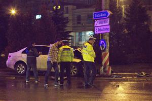 Rănit grav după ce a intrat cu maşina în stâlp. Pagubele autoturismului: 50.000 de lei FOTO / VIDEO