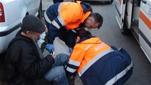 Susţine că a fost lovit de maşină în timp ce traversa strada. În faţa poliţiştilor a recunoscut că e băut FOTO/VIDEO