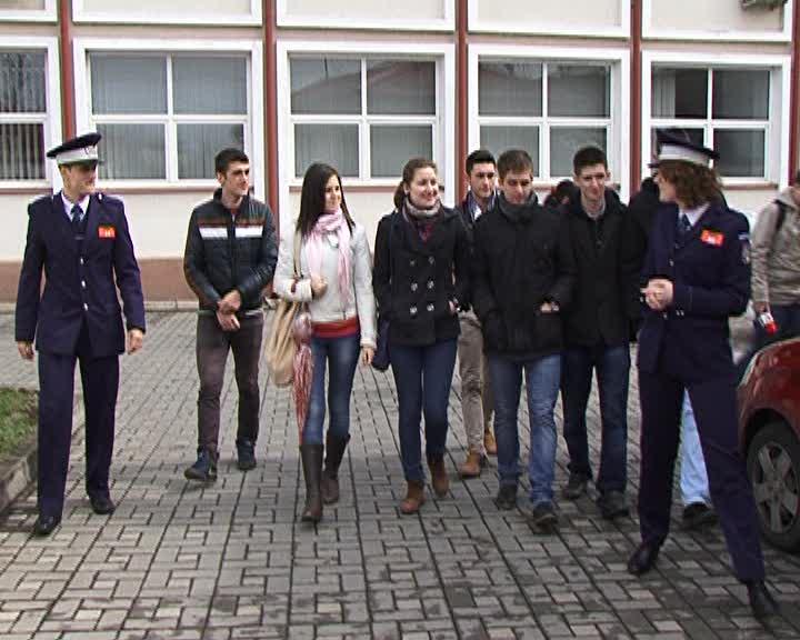 Zeci de tineri s-au înghesuit azi la Şcoala de Poliţie, la Ziua Porţilor Deschise. Ce i-a atras VIDEO 