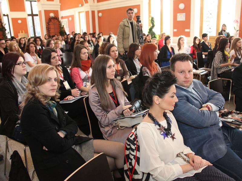 Viitoarea femeie de business: lady sau piţipoancă? GALERIE FOTO