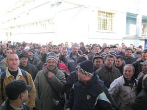 Drumul european E60, blocat iar de protestatarii de la Mechel. Ei cer şoferilor 1 leu pentru ISCT VIDEO