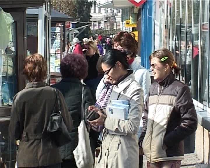 Salariile cresc, puterea de cumpărare scade. Ce-ţi permiţi în 2013 VIDEO