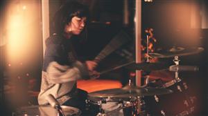 Trupa clujeană Lights Out! a lansat un nou videoclip: trei piese live într-o sufragerie VIDEO