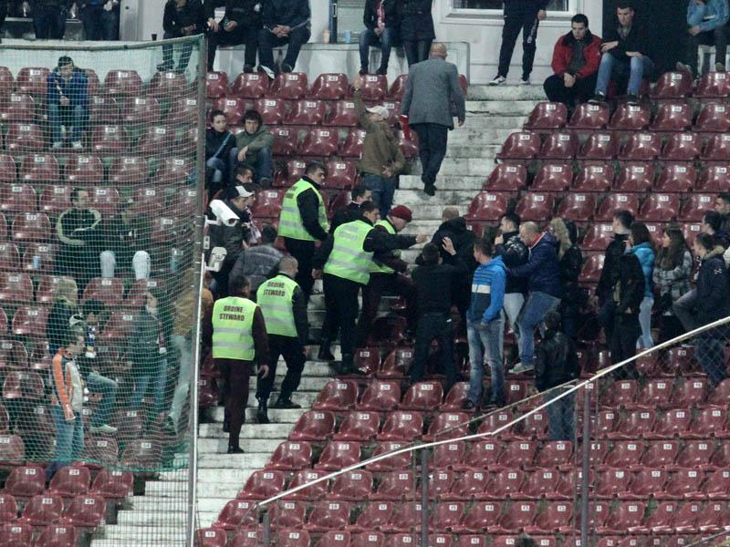 Scandal în galeria CFR-ului. O parte dintre fani a părăsit peluza în timpul partidei cu Pandurii