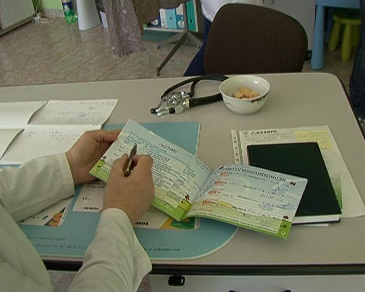 Tot mai mulţi părinţi refuză să îşi vaccineze copiii VIDEO