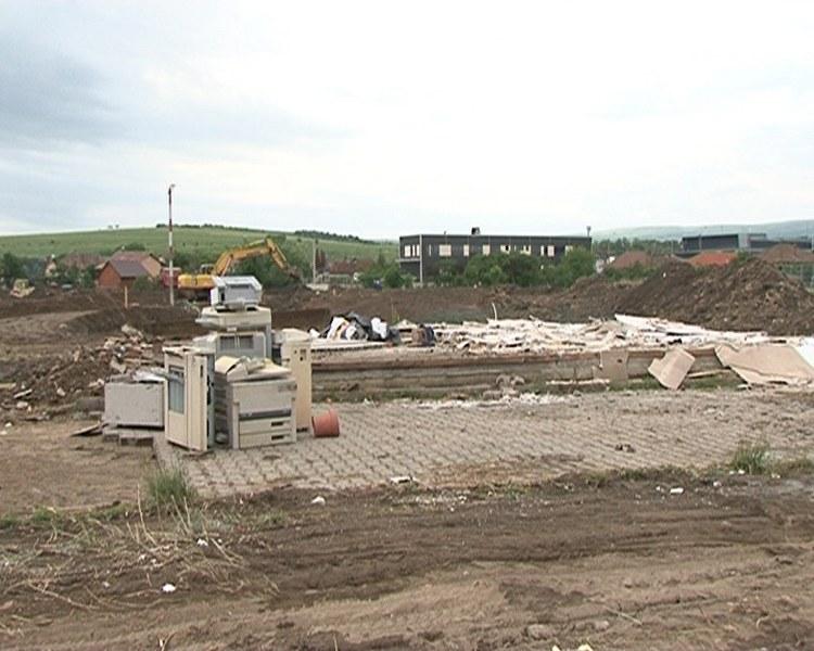 Au demolat construcţia care împiedica proiectul noii piste a aeroportului
