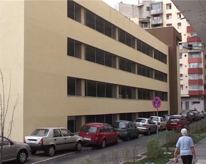 Nu pot folosi un parking din cauză că nu are bariere. Şoferii din Mărăşti au ajuns la capătul răbdării VIDEO