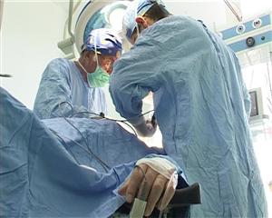 Medicii clujeni văd diferit chimioterapia la pacienţii cu cancer la gât sau la cap VIDEO