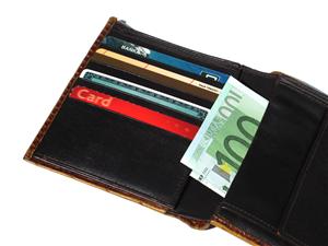 A găsit un portofel pe jos, cu 300 de lei, l-a predat Poliţiei