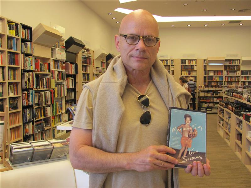 Interviu cu un scriitor gay: 