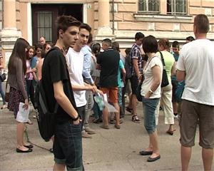 Examenul de capacitate le dă emoţii elevilor de a VIII-a. 4.400 de tineri au intrat azi în examen la Cluj VIDEO