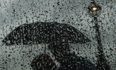 Ploi torenţiale şi grindină în aproape toată ţara, până joi seară