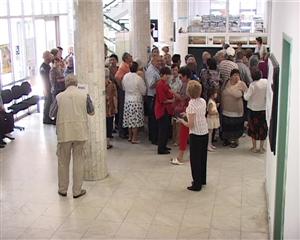 Înghesuială la Casa de Pensii: s-au călcat în picioare ca să poată merge la băi VIDEO