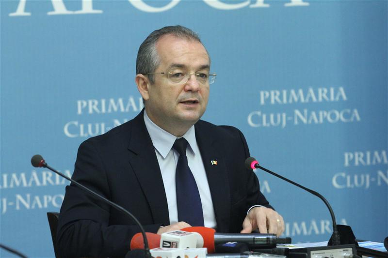 Când e la muncă pe Moţilor, primarul nu-şi recunoaşte membrii de partid 