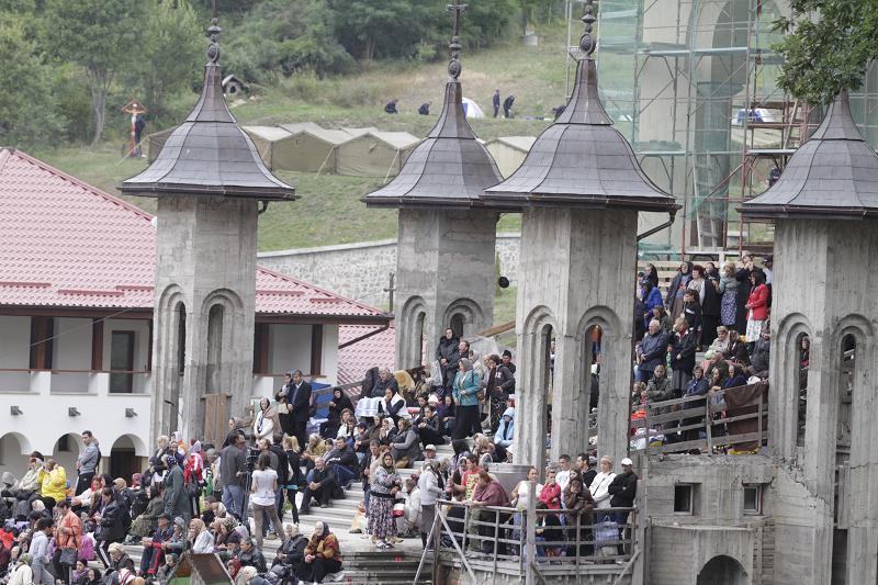CFR călători pune în circulaţie trenuri suplimentare, joi spre Nicula; biletele se vând pe peron, din cauza înghesuielii