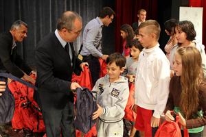 Rechizite gratuite pentru 500 de copii din Cluj-Napoca