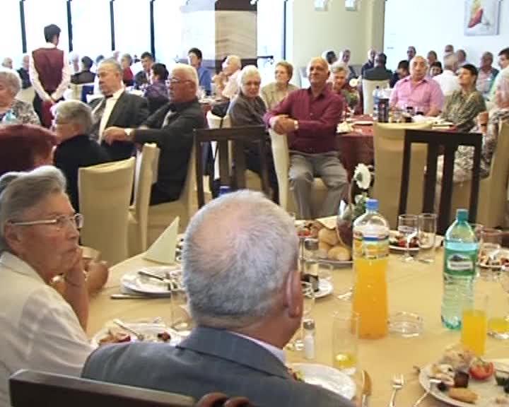 Sute de pensionari din Cluj primesc gratis o masă la restaurant de la Primărie; PSD contestă selecţia. Ce răspunde Primăria VIDEO