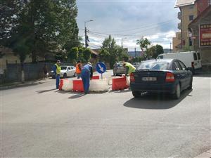 Şoferii mută sensul giratoriu din cea mai problematică intersecţie a Mănăşturului