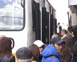 Replică la criticile opoziţiei. Boc s-a târguit cu Regia de Transport pentru studenţi