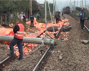 TIR lovit de tren în Apahida. Trenul s-a oprit după 500 metri VIDEO