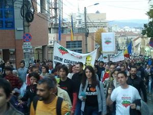 Protest nou în centrul Clujului, împotriva RMGC. În piaţă - câteva sute, la marş - câteva mii