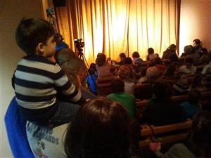 Violenţă la Teatrul de Păpuşi din Cluj. Conducerea instituţiei nu se aştepta la copii în public 