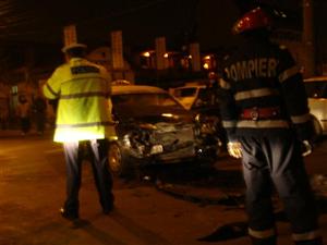 Doi răniți după ce un TIR a intrat într-o mașină, la ieșire din Luna