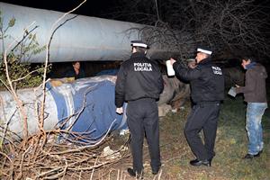 Oamenii străzii, duşi de polițiști la adăpostul de noapte de pe Oașlului