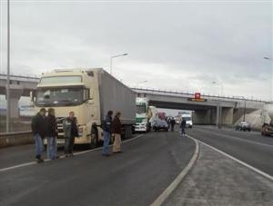 Şoferii de TIR-uri protestează în Gilău VIDEO