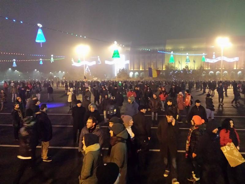 Protest faţă de modificările aduse Codului Penal. Manifestanţii au spart cordoanele de jandarmi şi merg spre Guvern