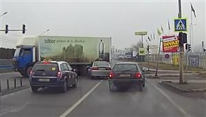 A intrat cu mașina sub TIR, la ieșire din Cluj. Accidentul a fost filmat de un alt șofer VIDEO