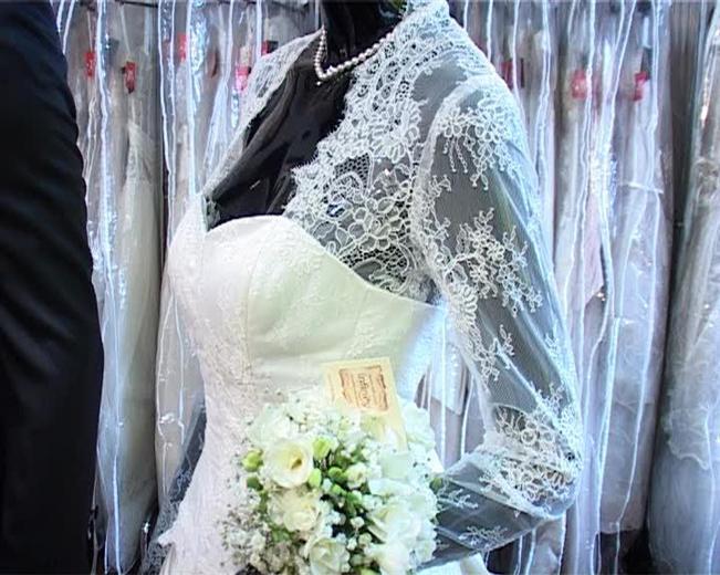 Cluj: Îngheţată cu spirulină şi decor de relaxare cu cadă de baie pentru miri, la un târg de nunţi