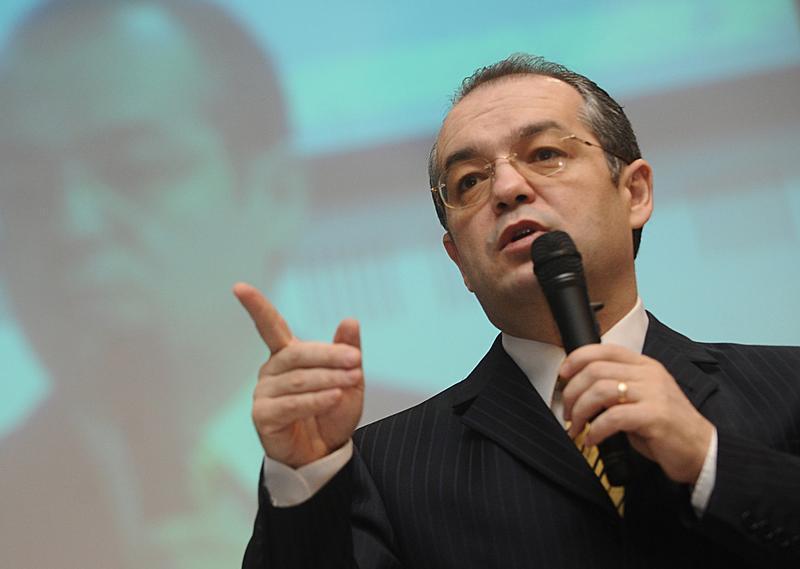 Boc: Băieţii din USL pun ţara pe jar pentru că nu se înţeleg la ciolan. E o situaţie de iresponsabilitate publică fără precedent