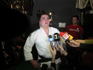 Record mondial doborât la Cluj: Un jandarm a făcut 631 de flotări pe dosul palmelor în 15 minute