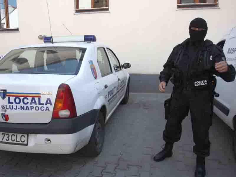Percheziţii cu mascaţi la cămătarii din Turda şi Câmpia Turzii: patru persoane reţinute şi mai multe arme ridicate de DIICOT VIDEO