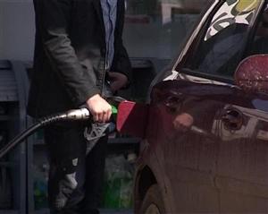 Boc: acciza la carburant ia lunar 50 de lei din buzunarul românilor