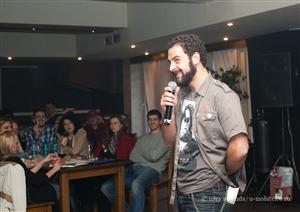 După concert rock, baschetbalistul Chetreanu lansează trei volume de poezii