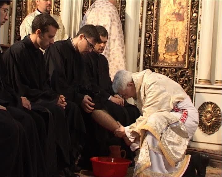 O dată pe an, episcopul din Cluj spală picioarele a 12 preoţi şi studenţi. Ce mesaj are  VIDEO