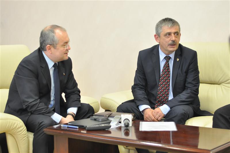 Întâlnire secretă Boc - Uioreanu în biroul cu broaşte ţestoase