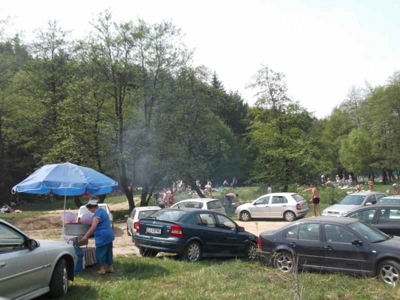 Peste 50 la sută dintre angajaţi petrec 1 Mai acasă