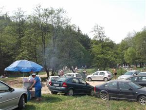 Peste 50 la sută dintre angajaţi petrec 1 Mai acasă